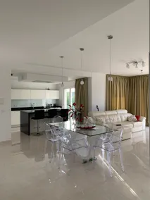 Modern villa with sea view - Image 3