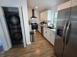 2-BR Modern Home for Families & Work - Image 5