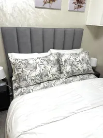 Beachfront studio - free pool access & availability - Image 2