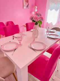 The Barbie House - Downtown - 8 Guests - Image 2