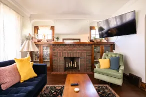 Vintage Stay Near DT CLE w/ King, Tub, 500 Mbps - Image 2