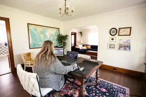 Vintage Stay Near DT CLE w/ King, Tub, 500 Mbps - Image 5
