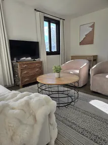 Wild Rose Bungalow: Contemporary Comfort 2BR Home - Image 2