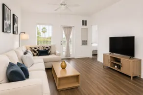 Lake View 1BR · Pool + Gym · 30 Min to Disney - Image 2