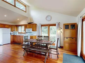 Lakefront Getaway with Sunset Views - Image 5