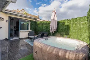 Relaxing getaway: private hot tub, terrace, and air conditioning - Image 2