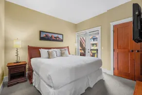 Fireplace Suite, Hot Tub, Pool & Free Park Pass - Image 5