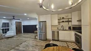 Downtown Ivory Studio Getaway• Walk Shops & Dining - Image 2