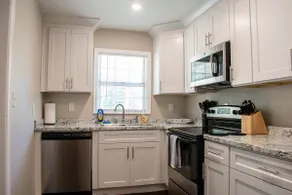 Cozy Retreat Near Airport & Downtown - Image 4