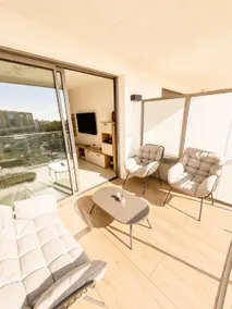Beachfront Studio • Rooftop Pool • Parking - Image 4
