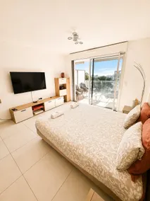 Beachfront Studio • Rooftop Pool • Parking - Image 2
