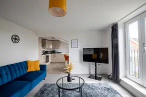 Modern 2 Bedroom First Floor Apartment, Free Parking, Woking - Image 5