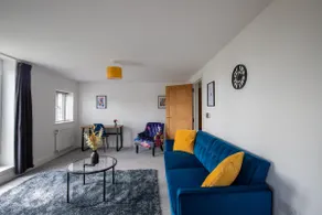Modern 2 Bedroom First Floor Apartment, Free Parking, Woking - Image 2