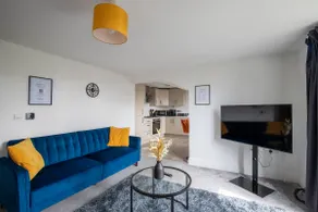 Modern 2 Bedroom First Floor Apartment, Free Parking, Woking - Image 3
