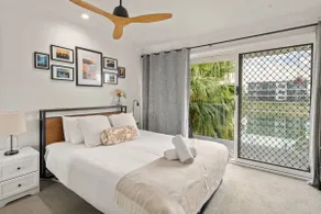 Elanora Oasis - Lakefront Serenity and Resort Living - Image 2
