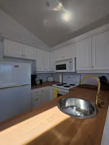 Pent House at Hunts Point Beach Cottages - Image 4