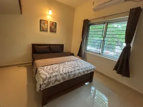 Upscale 2 Bedroom Flat near City Center - Image 4