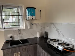 Upscale 2 Bedroom Flat near City Center - Image 5