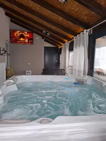 House with Pool and Jacuzzi - Image 5