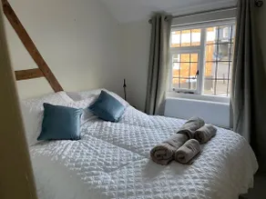 Chocolate box cottage in Downton - Image 5