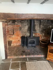 Chocolate box cottage in Downton - Image 2