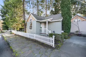 Charming 1BR Cottage – Walk to Britt Gardens - Image 2