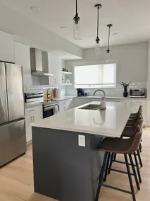 Home in South Calgary– Sleeps 6 + Private Garage! - Image 3