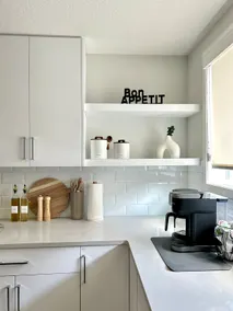 Home in South Calgary– Sleeps 6 + Private Garage! - Image 4