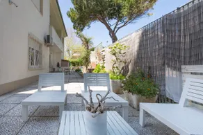 3BR Apt 50m Beach, Ensuite Baths + Parking - Image 2