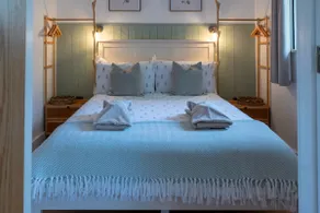 The Perk Inn, Cosy & Secluded Garden Lodge - Image 2
