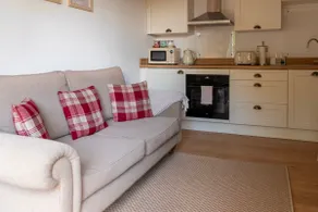 The Perk Inn, Cosy & Secluded Garden Lodge - Image 3