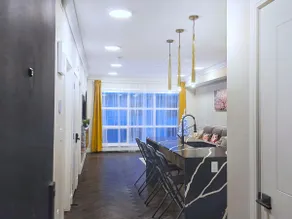 Stylish Bright 1BR+Den Condo DT Balcony, F/Parking - Image 3