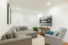 Modern 1 BR Steps from Transit - Image 2
