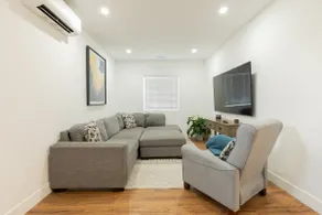 Modern 1 BR Steps from Transit - Image 3
