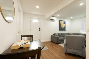 Modern 1 BR Steps from Transit - Image 5