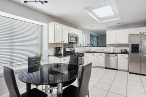 Cheerful 4 bedroom home in serene neighborhood - Image 3