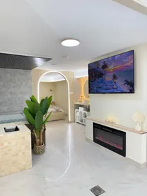 Romantic Jacuzzi & Movie Suite - Casacocoonspa - Image 2