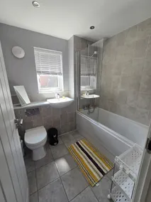 Modern 4-BDR House + Parking | Walk to City Centre - Image 2