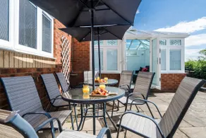 Halsey 4-Bed Luxury in Hemel: Business and Retreat - Image 4