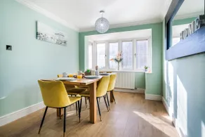 Halsey 4-Bed Luxury in Hemel: Business and Retreat - Image 5