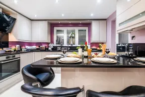 Halsey 4-Bed Luxury in Hemel: Business and Retreat - Image 3