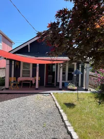Beautiful English Cottage w Parking, by Light Rail - Image 5