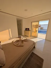 Modern and intimate villa, not overlooked - Image 3