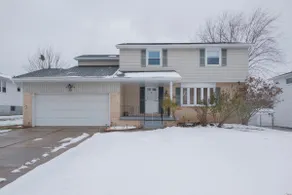 East Amherst get away: 4 bedroom, comfy & Peaceful - Image 2