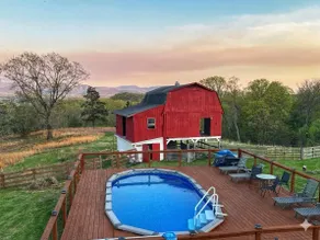 Huge Farmhouse getaway hot tub, sauna, pool, games - Image 2