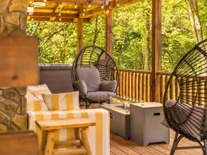 Romantic Cabin: Hot Tub•Outdoor Movies•Fireplace - Image 4