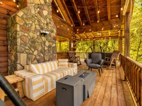 Romantic Cabin: Hot Tub•Outdoor Movies•Fireplace - Image 5