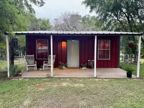 Charming Red Cottage Escape - Image 2