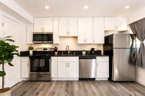Enjoy Stylish 3BR Apt, Sleeps 6 with Free Parking - Image 2