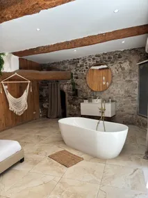 Suite l'Écrin Caché avec billard et baignoire îlot - Image 2